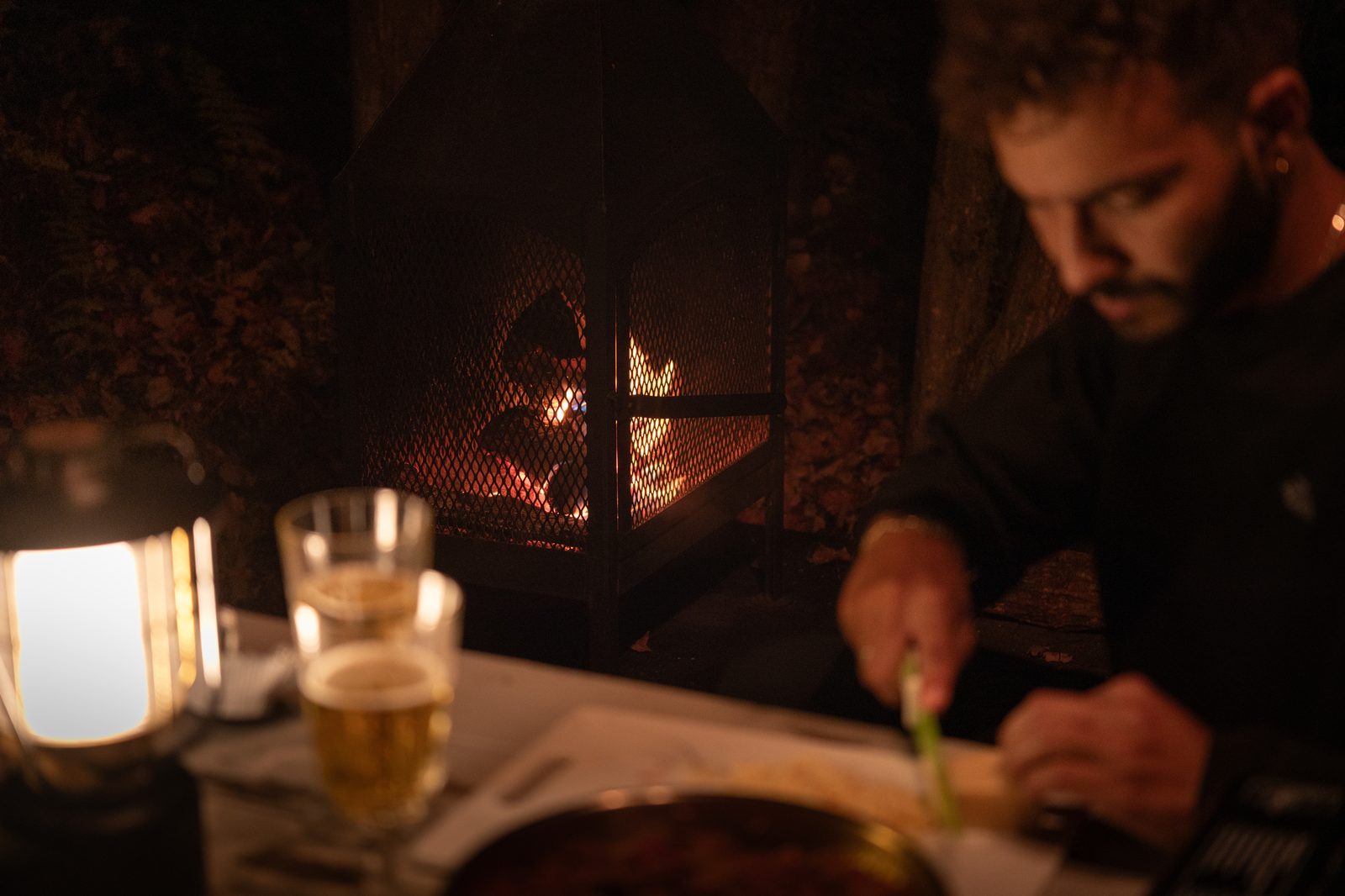 Repas au coin du feu en soirée