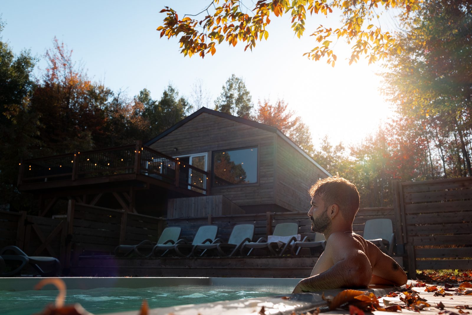Piscine et chalet principal au coucher du soleil
