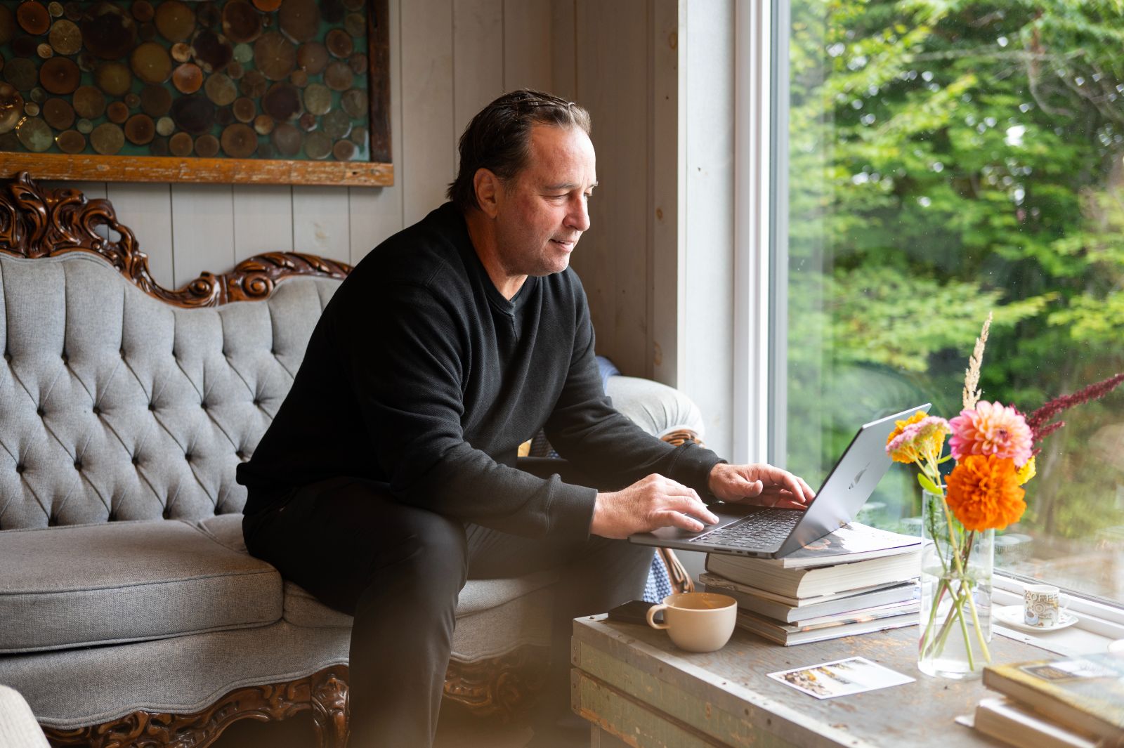 Christian Lefebvre au travail, à son ordinateur