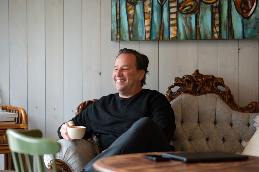 Christian Lefebvre, café à la main