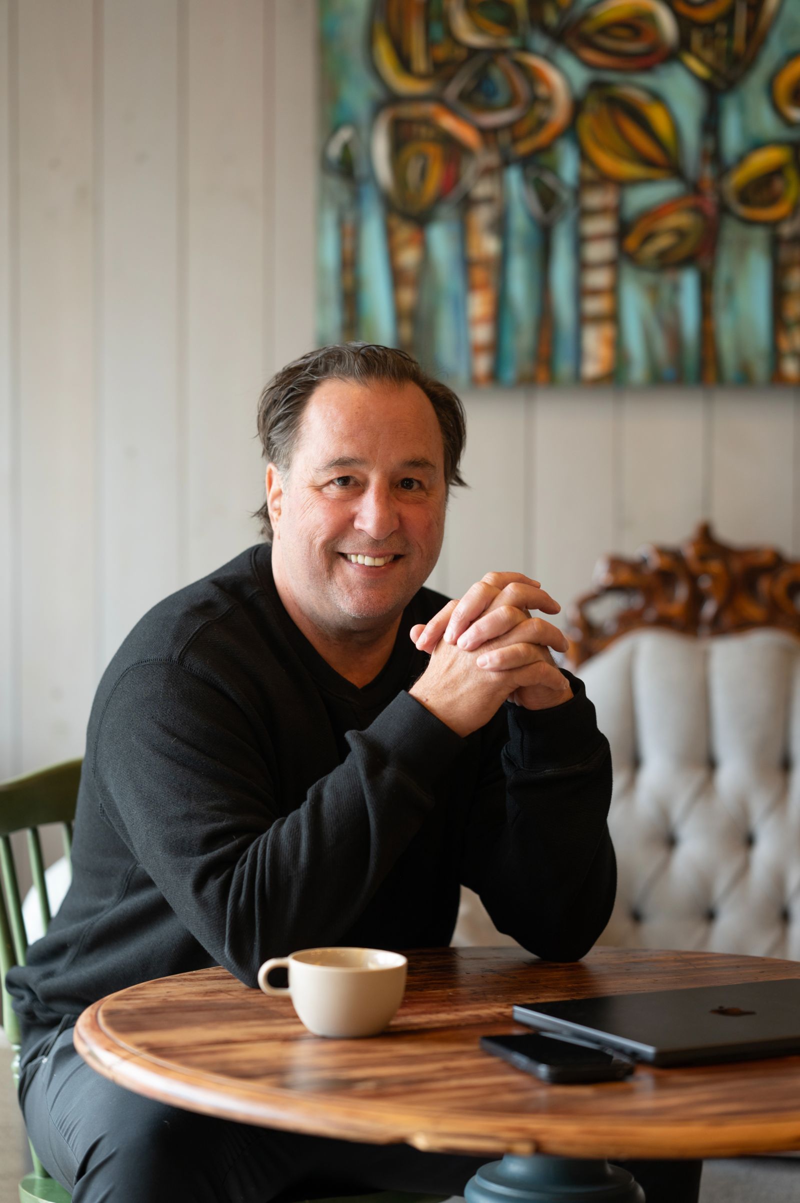 Christian Lefebvre, souriant, mains jointes