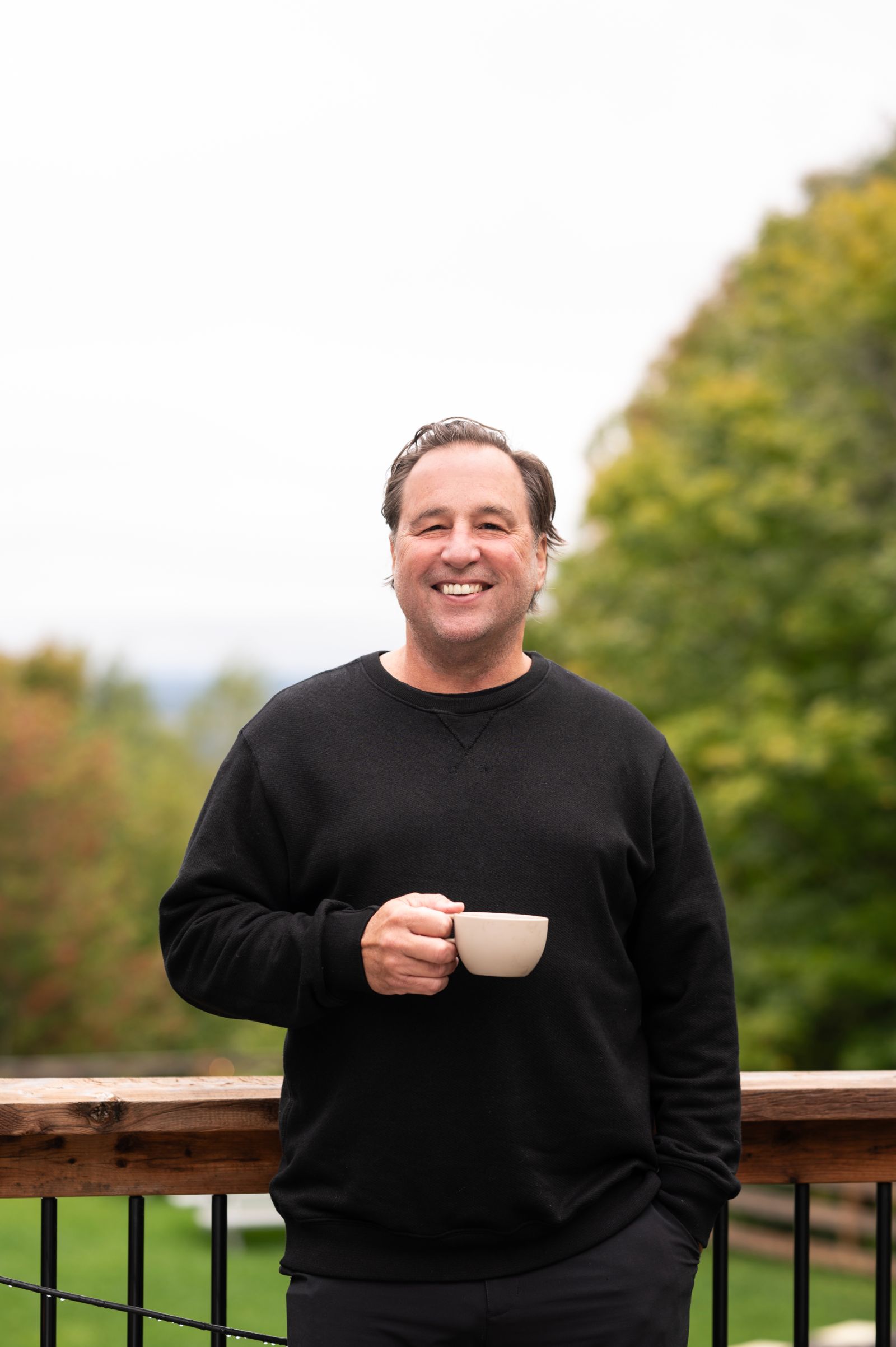 Christian Lefebvre, café à la main, dehors