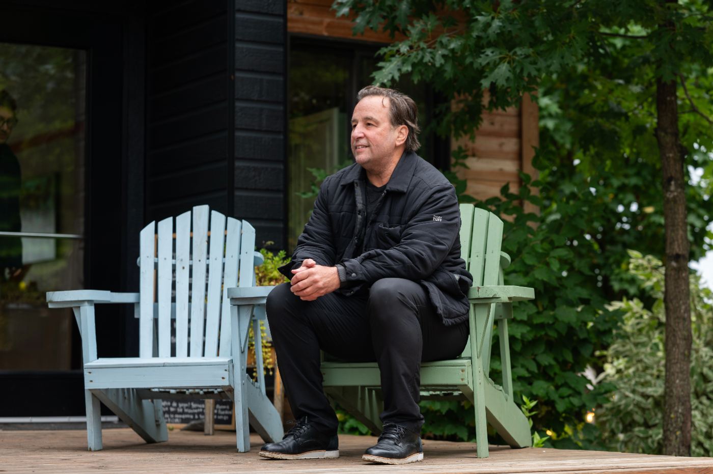 Christian Lefebvre assis devant le clubhouse de Station Chêne Rouge