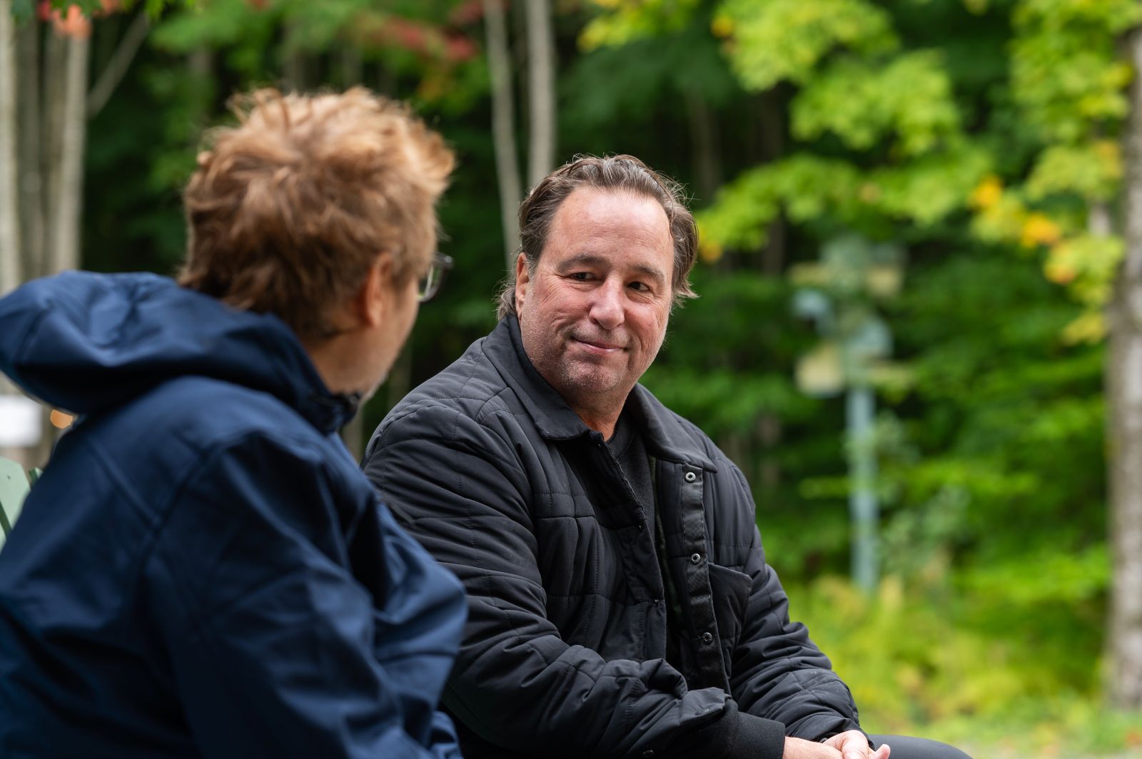 Christian Lefebvre en conversation avec une cliente