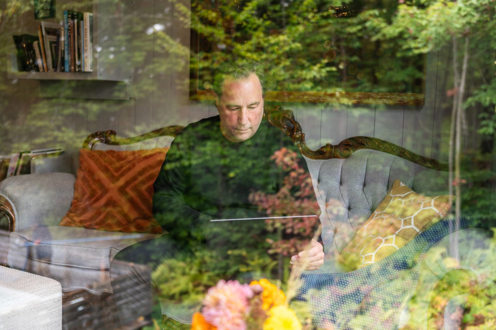 Christian Lefebvre au travail, derrière la fenêtre