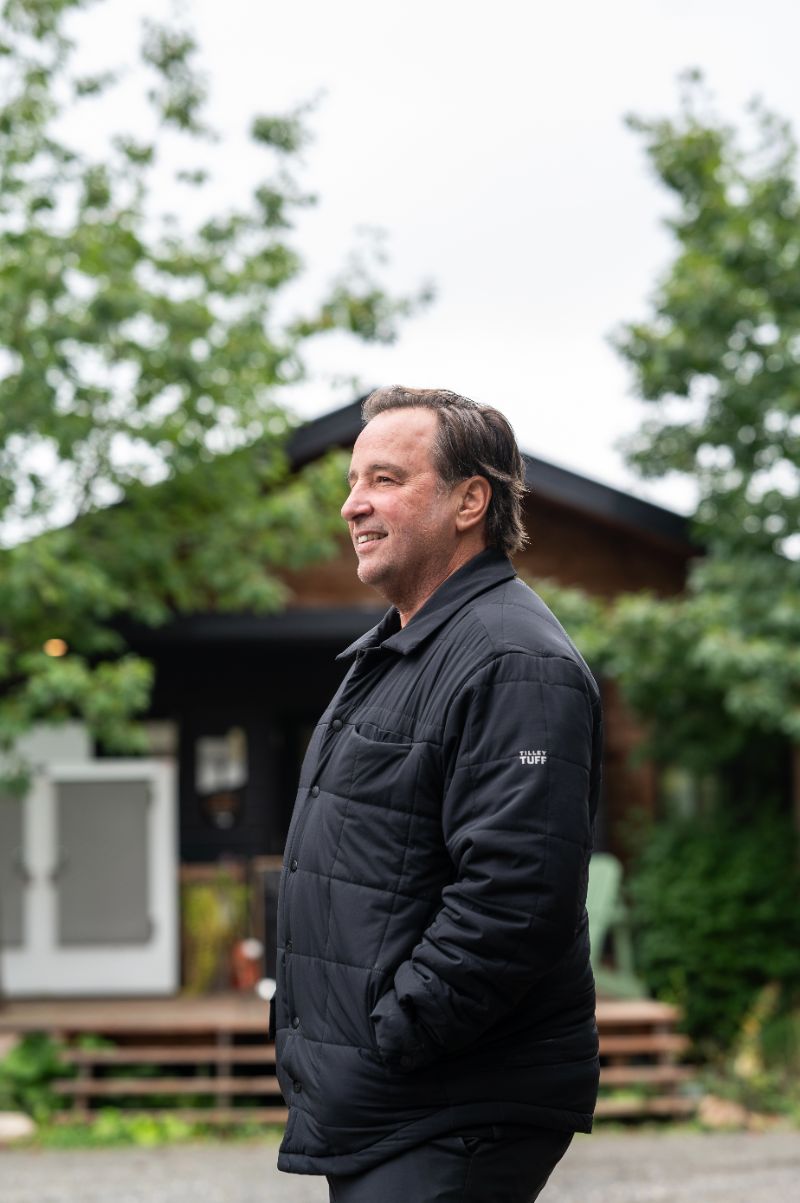 Christian Lefebvre, debout, regard au loin